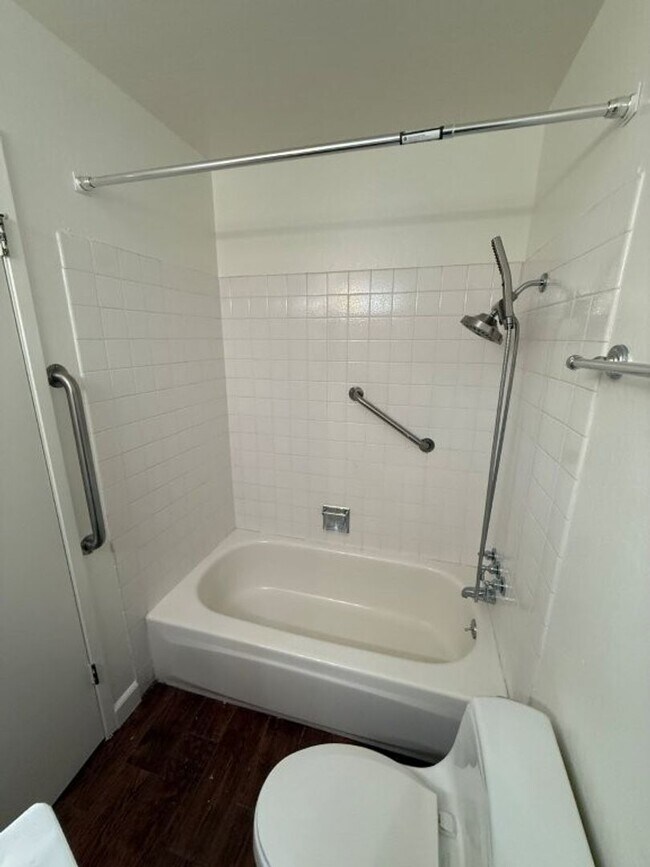 Building Photo - 2 Bedroom 2 Bath One Story Senior Community Vacaville *Star Rentals