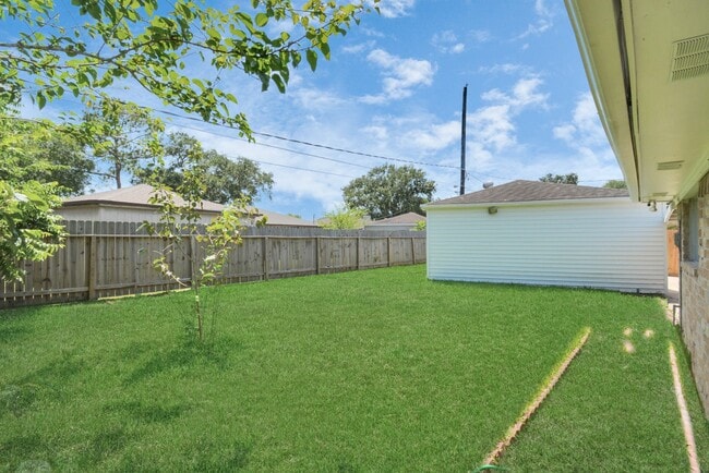 Building Photo - 11310 Sagewind Dr