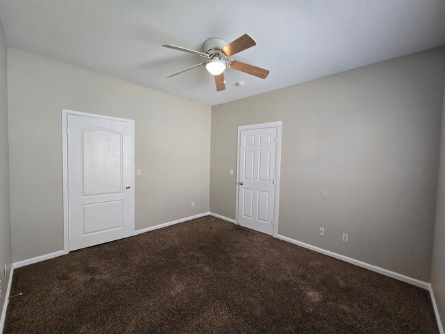 Building Photo - Beautiful 2 Bedroom Condo with Garage!