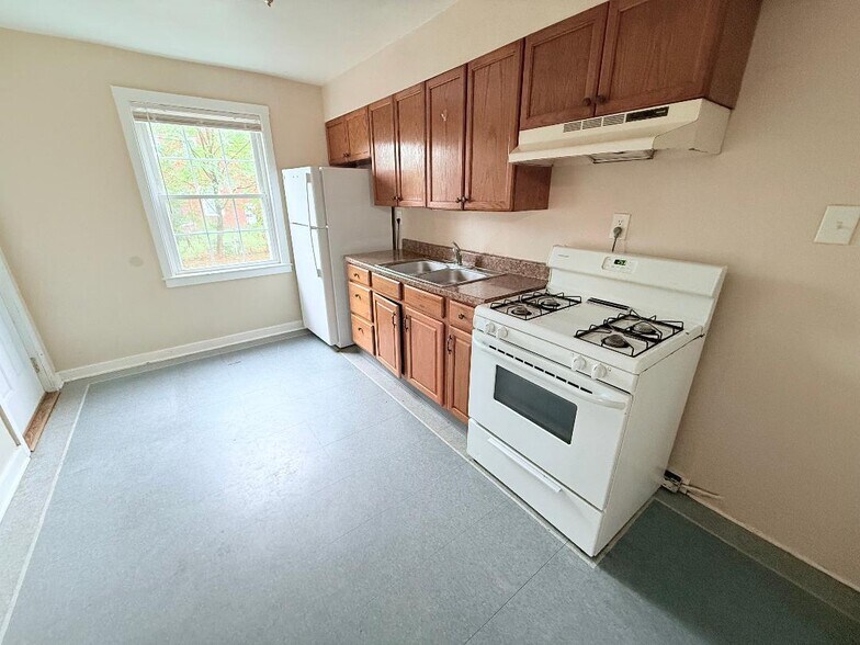 Primary Photo - 343 Hemlock Dr