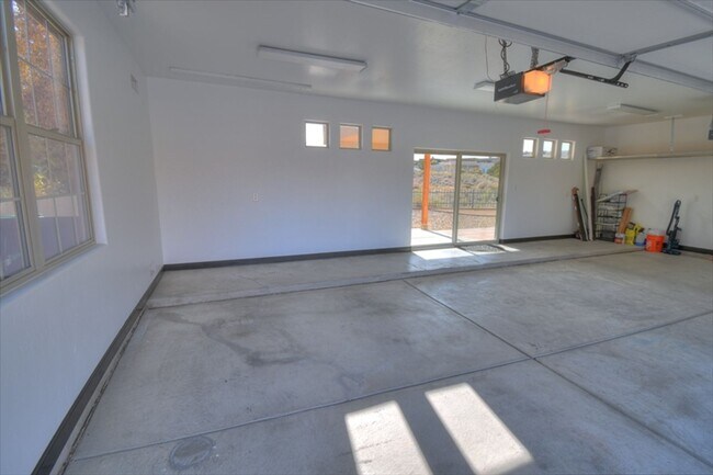 Building Photo - Meriposa Masterpiece