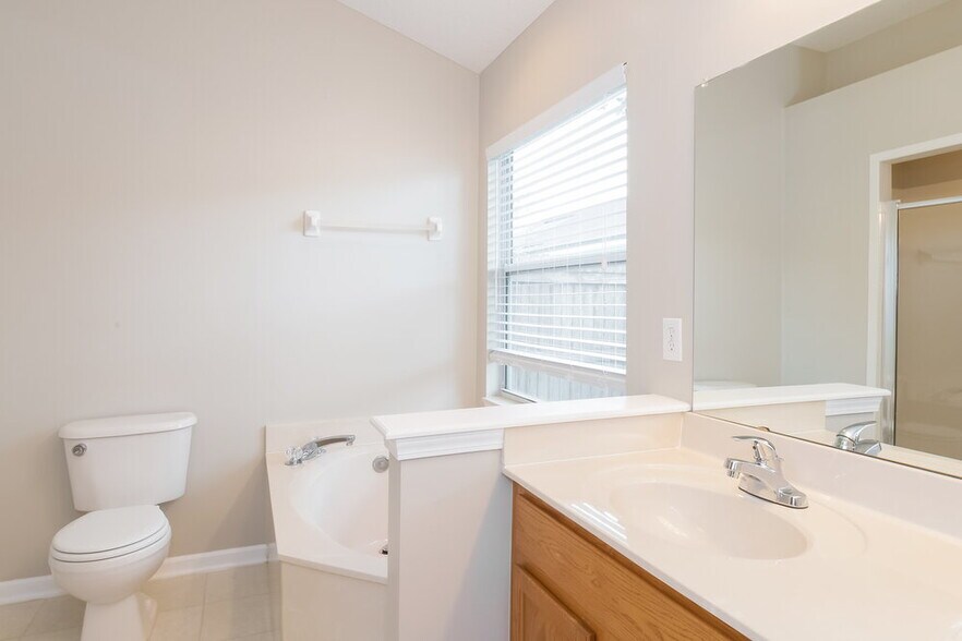 Building Photo - 1812 Northglen Cir