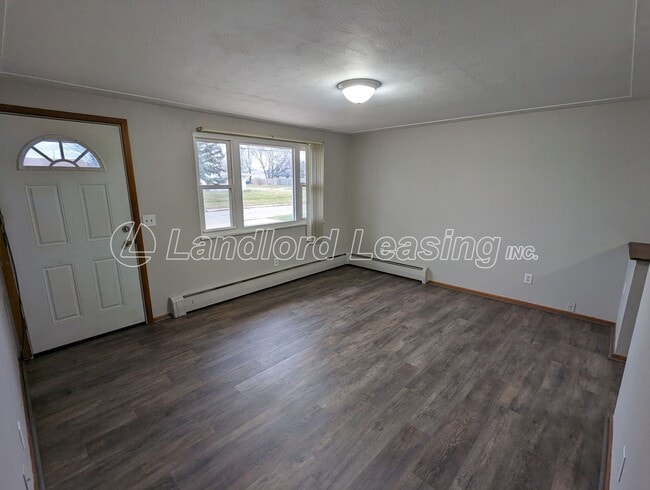 Building Photo - Updated Ranch Duplex in Lorain with Garage