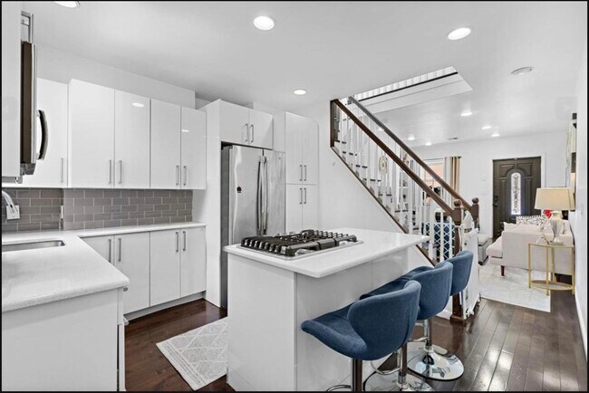 Building Photo - 327 7th St