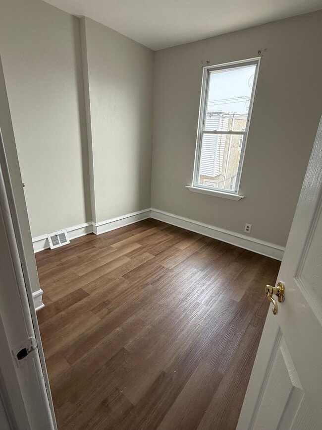 Building Photo - Charming 3-Bedroom 1-Bathroom Home in Port...