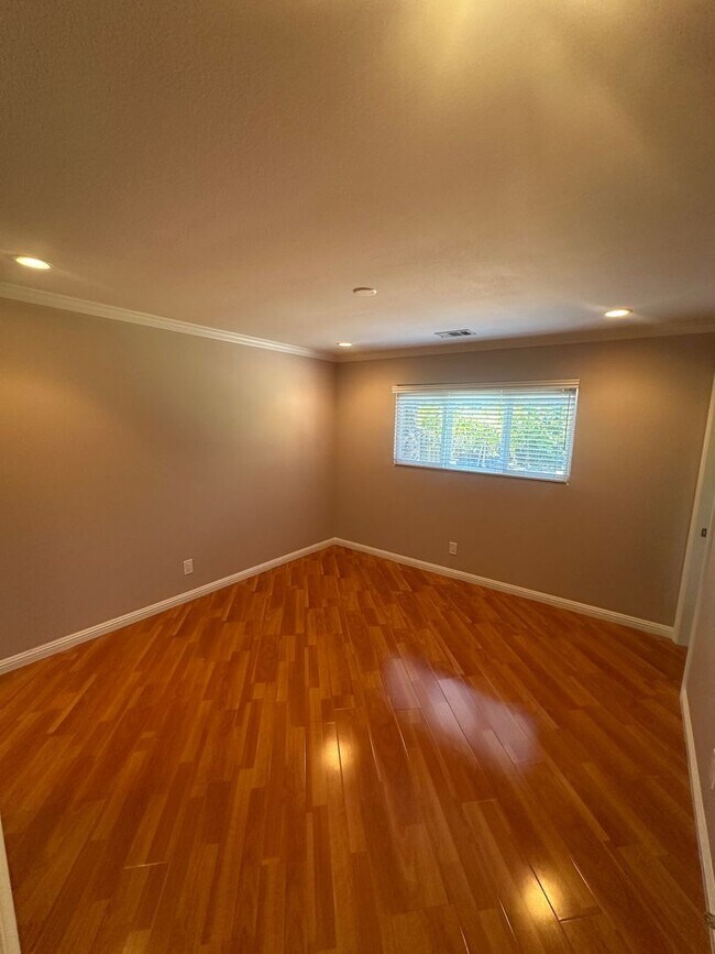 Building Photo - 2615 Camloop Dr