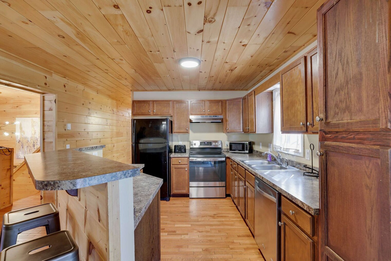 Building Photo - 255 Hillary Dr W