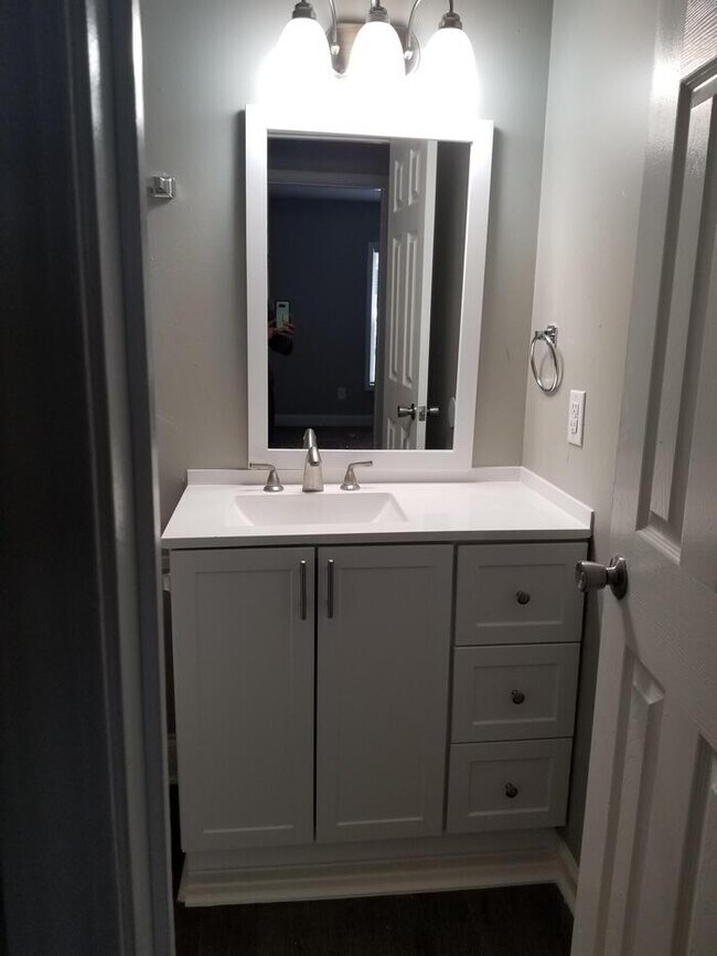 Building Photo - 557 Rustwood Dr