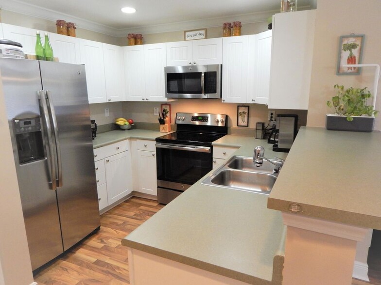 All stainless steel appliances included - 1105 Tree Top Way