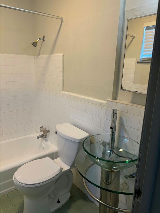 Building Photo - *HOUSING WELCOME / SECTION 8 ACCEPTED*- **Ask about our NO SECURITY DEPOSIT option!**