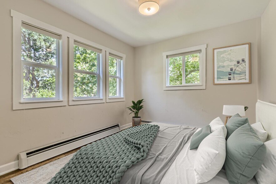 Building Photo - Spectacular Mayfair home with great backyard entertaining