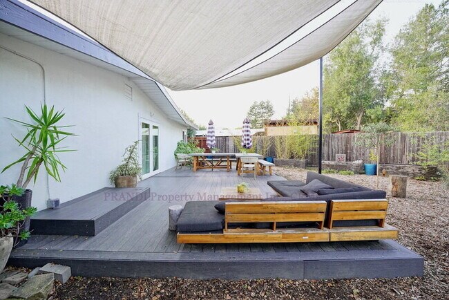 Building Photo - 104 Lobo Vista