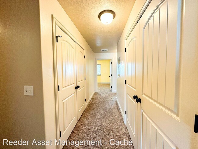 Building Photo - 3 br, 2.5 bath House - 141 East 620 South