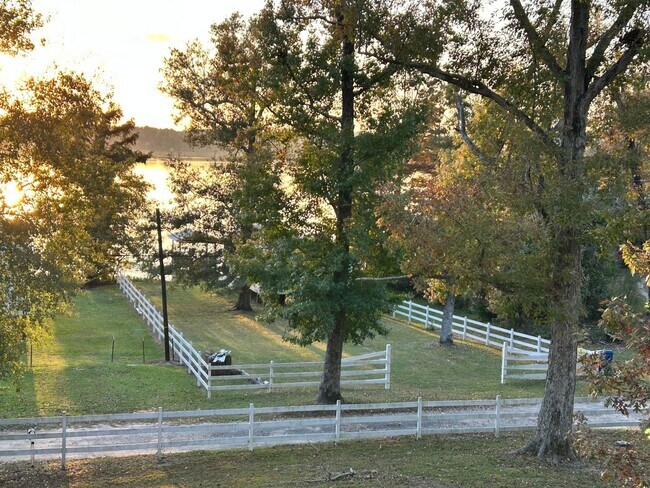 Building Photo - 652 Emory Landing Rd