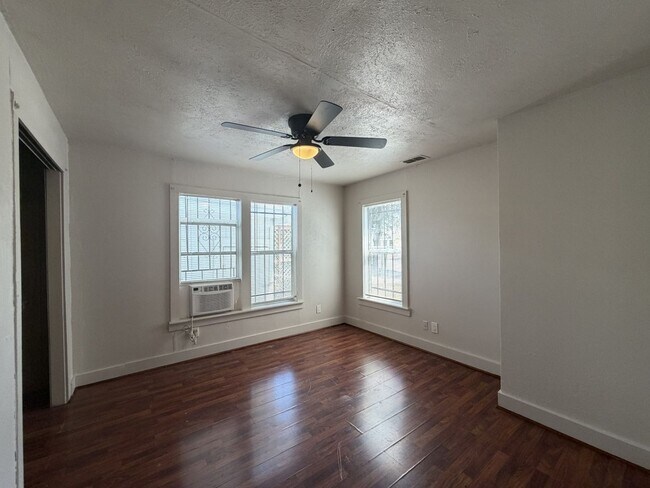 Building Photo - 200 Clemmer St