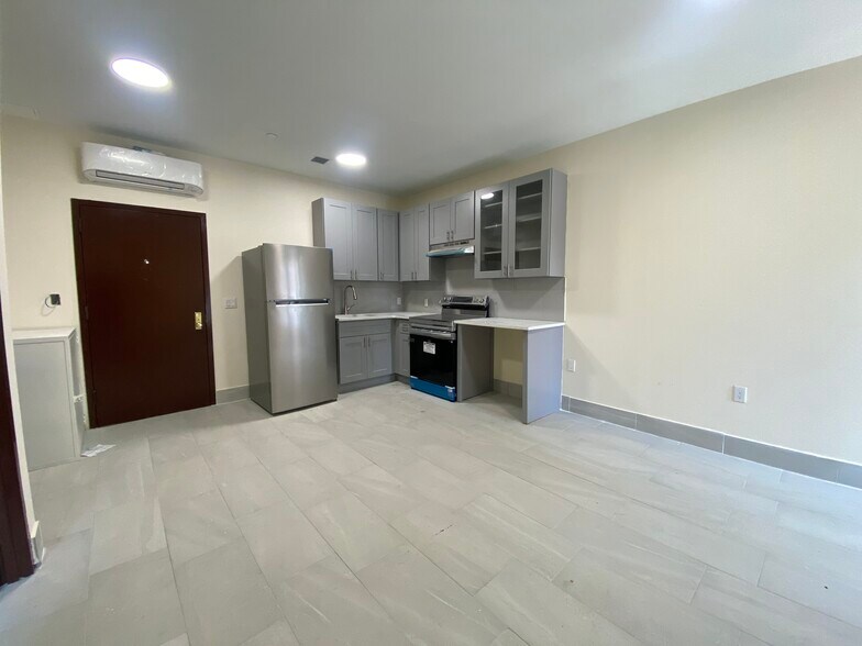 Primary Photo - 1527 Bryant Avenue