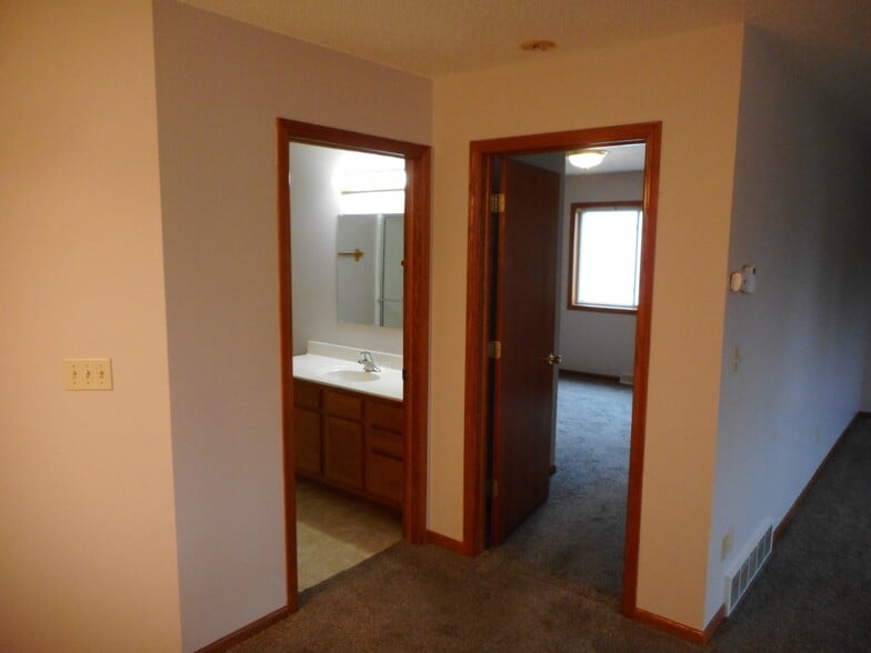 Building Photo - 125 Rosewood Ln S