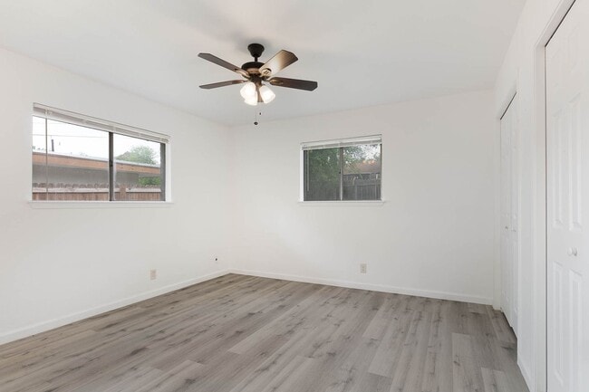 Building Photo - Leon Valley~Spacious 2 Bedroom~Updated Kitchen with Stainless Steel Appliances~2 Car Garage~Backyard