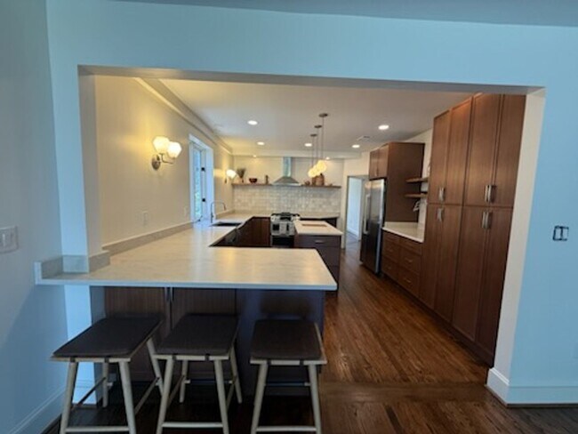 Building Photo - *DREAM LOCATION* 6BR Completely Renovated Duplex