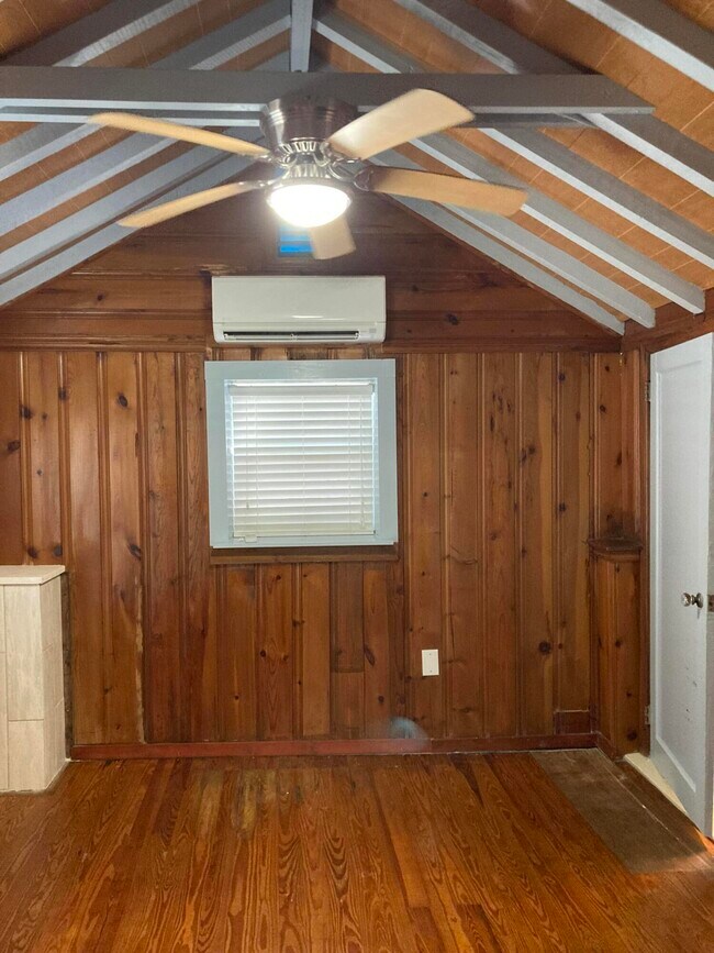 Building Photo - 824 35th St