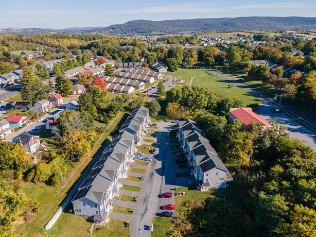 Building Photo - End Unit Town Home in Waynesboro, PA!