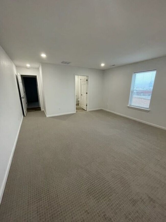 Building Photo - 419 E James Dr