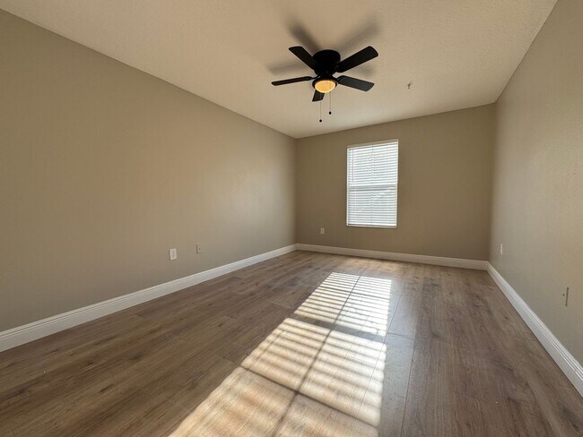 Building Photo - Fully Renovated Townhome | Modern Quartz K...