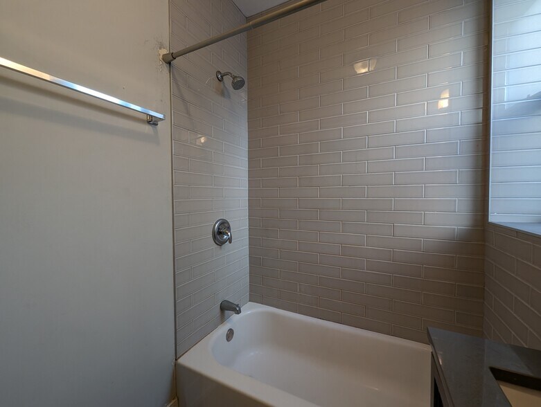 Building Photo - 628 W Cornelia Ave