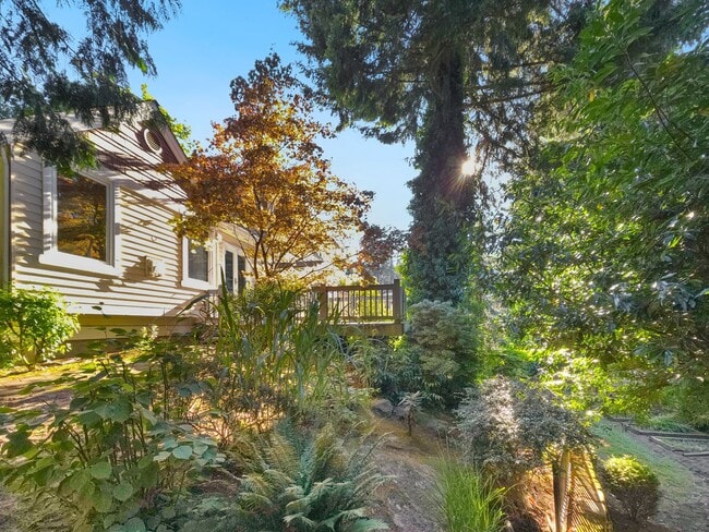 Building Photo - Stunning 4-Bedroom Home with Luxurious Mas...