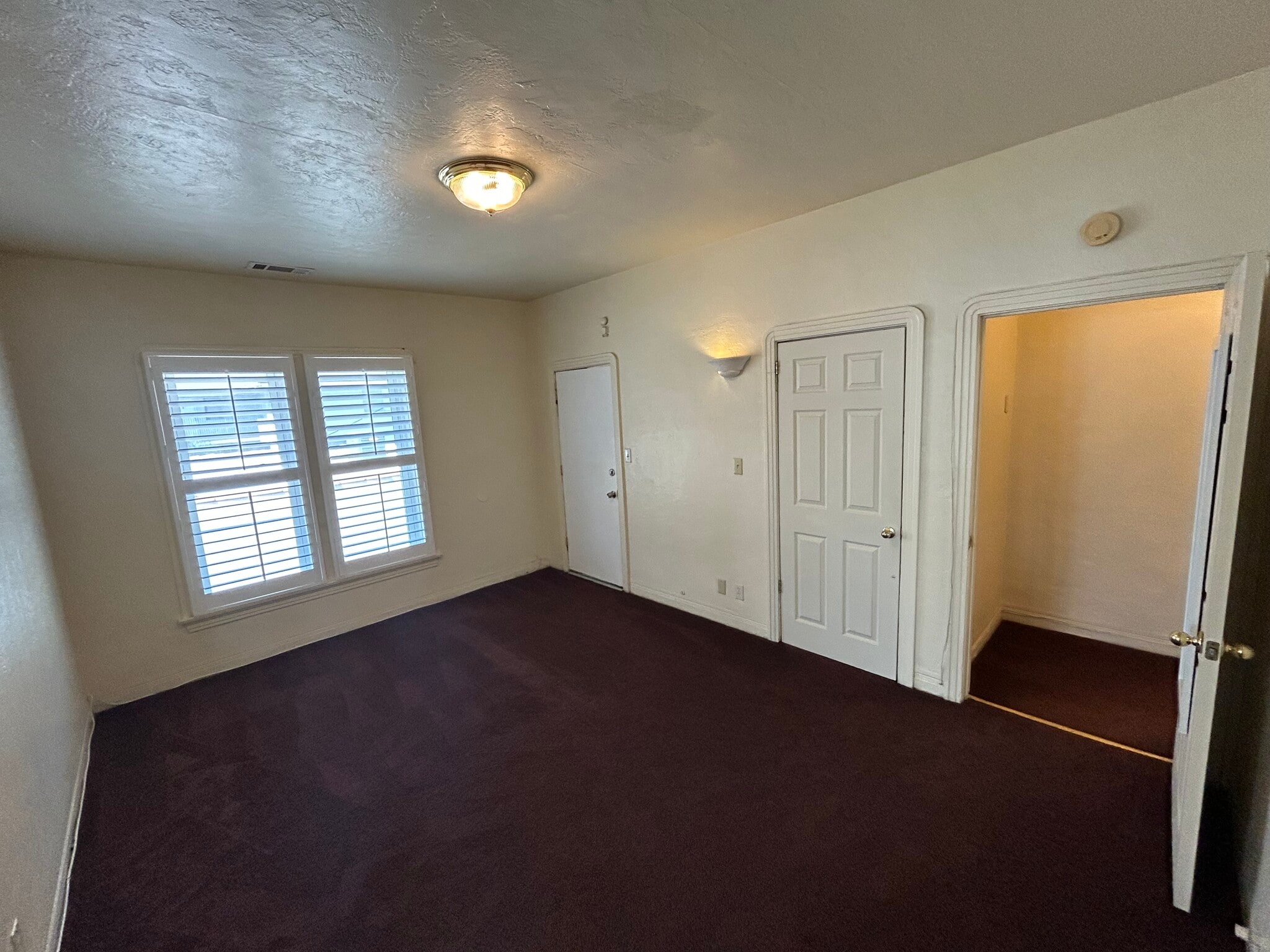 Master bedroom - 112 N Primrose Ave