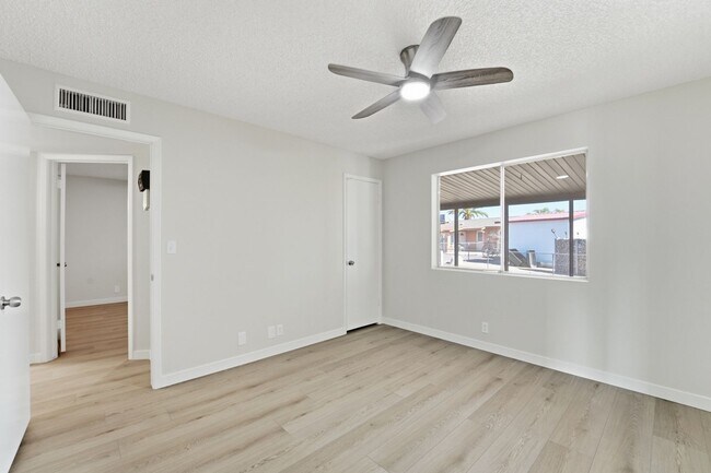 Building Photo - Spacious 3 Bed in Dreamland Villa | Corner Lot + Circular Drive