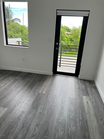 Building Photo - 20564 NE 5th Pl