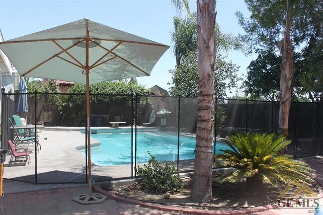Building Photo - Spacious 4 Bedroom / 2 Bathroom House in T...