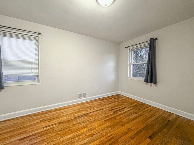 Building Photo - Beautiful 3 Bed 1 Bath End Row Brick Townhouse With Fenced In Yard In River Terrace