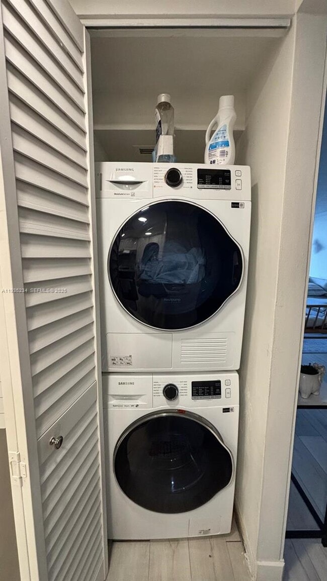 Building Photo - 1450 Brickell Bay Dr