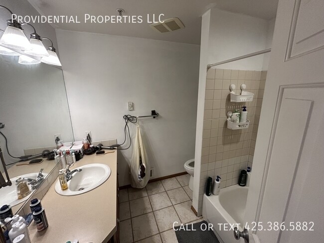 Building Photo - 2111 Waverly Pl N