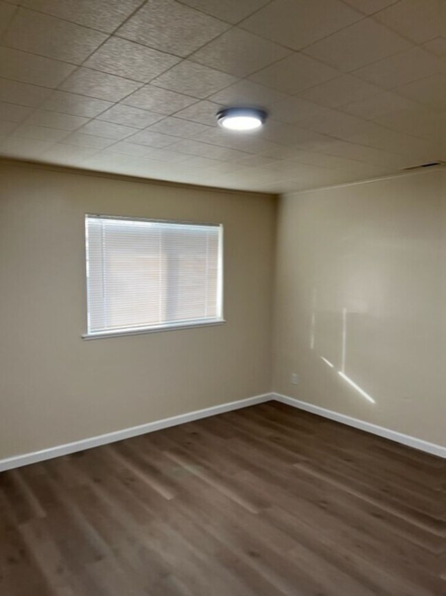 Building Photo - Single Level Home w/ Open Floor Plan