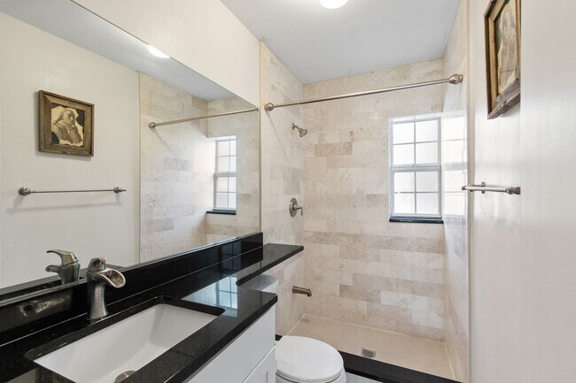 Building Photo - Eustis 2/2 w/ attached 1/1 In-law Suite.