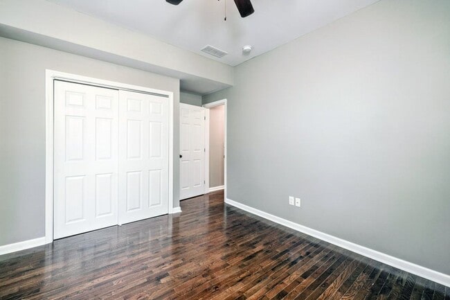 Building Photo - Single Family House! JUST RENOVATED! Centr...