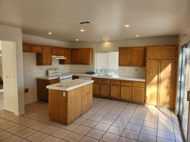 Building Photo - Spacious 4-Bedroom Home in a Prime Location