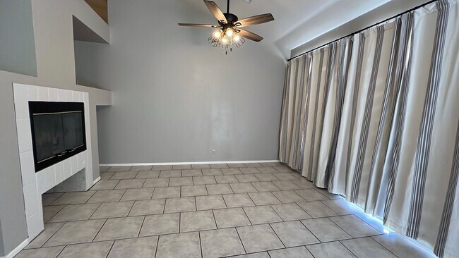 Building Photo - West Palmdale Home