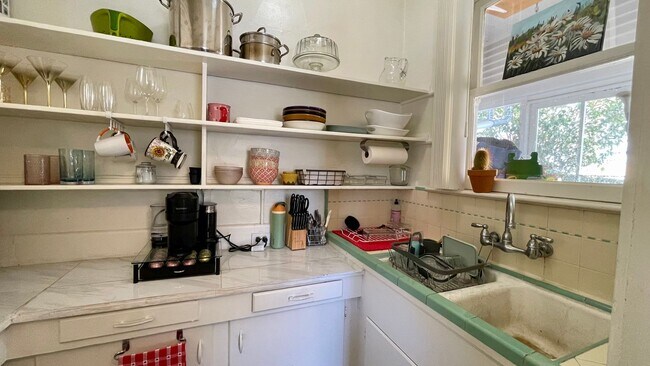 Building Photo - 1-Bedroom Apartment in Historic Albert Hou...