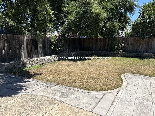 Building Photo - New On The Rental Market This Nice Single Story 3 Bedroom Home!!!