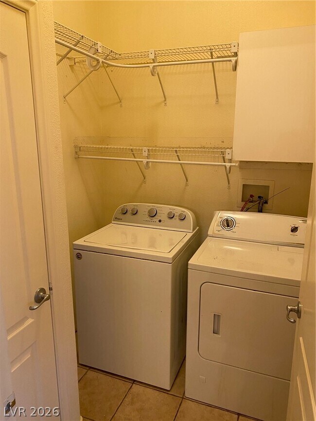 Building Photo - 7565 Splashing Rock Dr