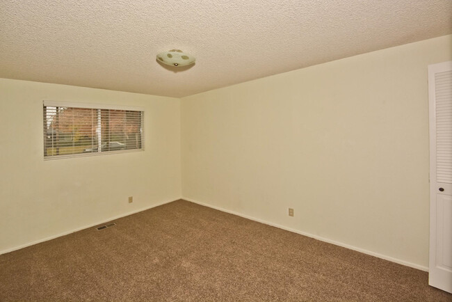 Building Photo - 3 Bedroom 2 Bathroom home in SW Boise