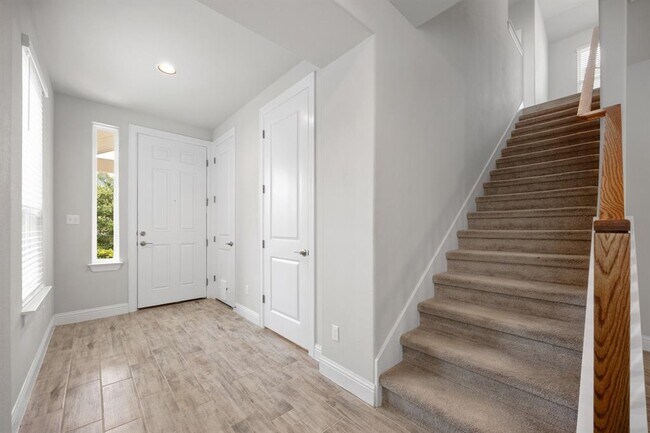 Building Photo - 173 Riverhill Dr