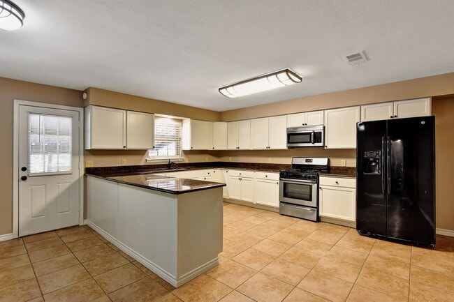 Building Photo - 820 Maple St