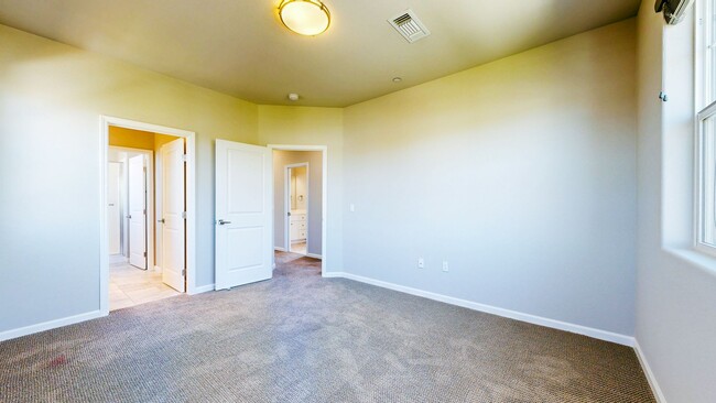 Building Photo - Rare Santa Rosa Four Bedroom house in Desi...