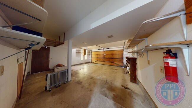 Building Photo - Prime West Linn Location - Walkable to Hig...