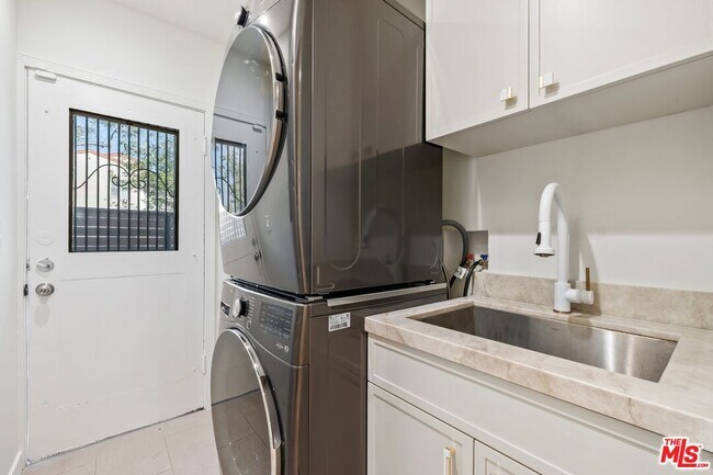 Building Photo - 200 S Formosa Ave